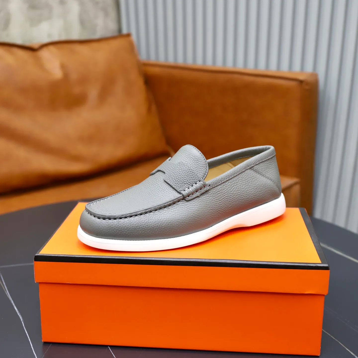 Ex-factory price: 560💰Hermès/Hermès slip-on men's shoes. This shoe is made of imported pebbled cowhide. It has simple and smooth lines and is combined with aerodynamically designed 3CM rubber foam ultra-light soles! Youthful and fashionable, classic H-shaped hardware buckle decoration, calf lining gently wraps the feet, with logo cowhide feet, casual and urban style, highlighting youthful vitality, sports and leisure version, super versatile, code number: 38-39-40-41-42-43-44 standard leather shoe size (45 can be customized but does not support returns)